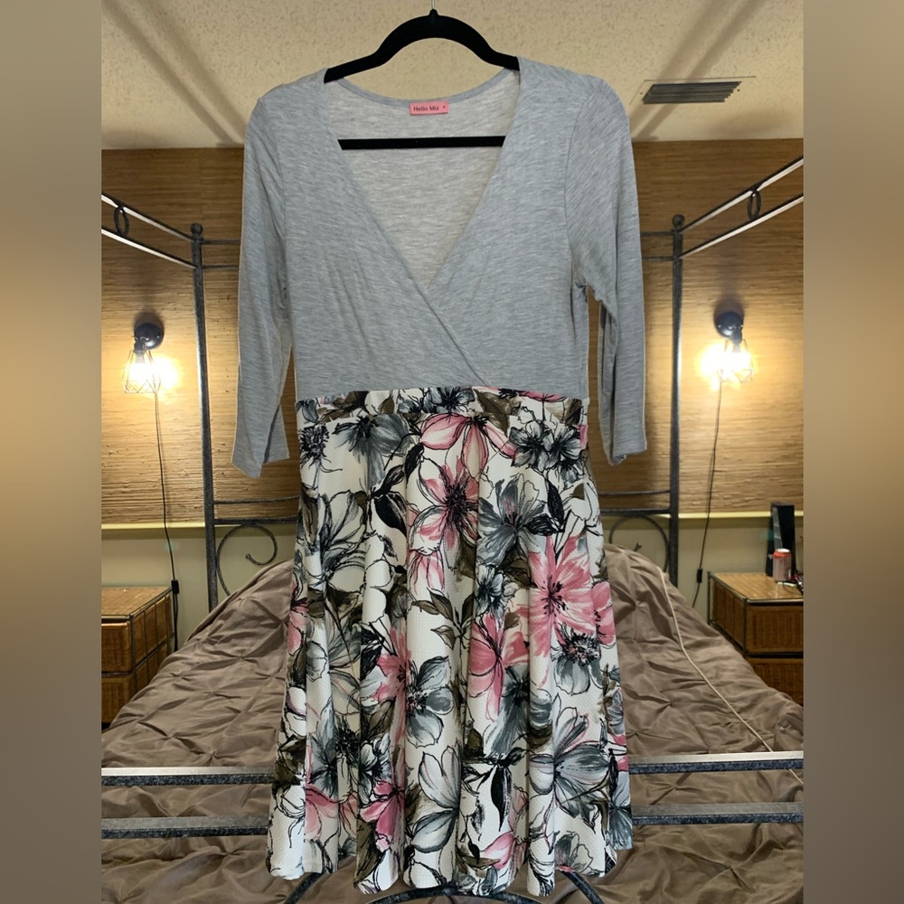 Very Cute & Flattering Women’s Gray Floral V Neck Maternity Mini Dress